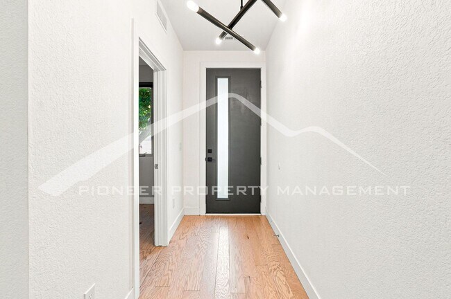 Photo - Gorgeous Townhouse with Central AC and Rooftop Deck