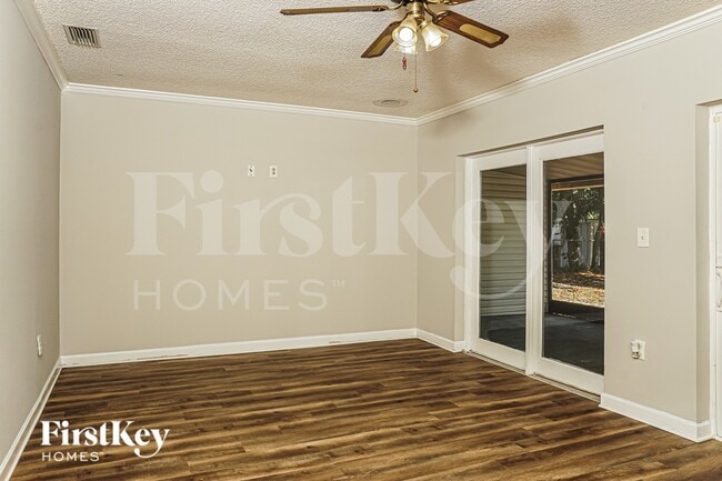 Photo - 833 Weeburn St
