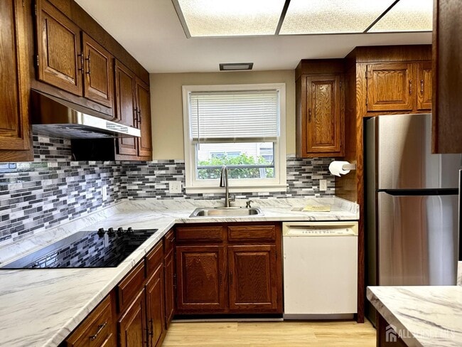 Photo - 242 Marblehead Ln Unit B