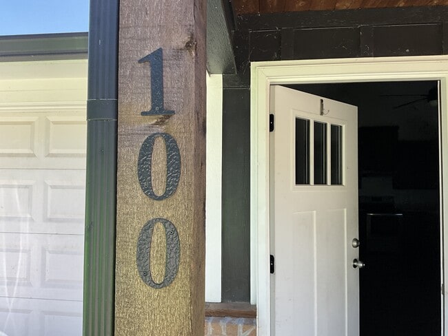 Building Photo - 100 Chloe Dr Rental