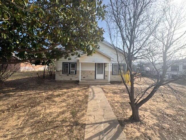 Building Photo - 2 bedroom, 1 bath