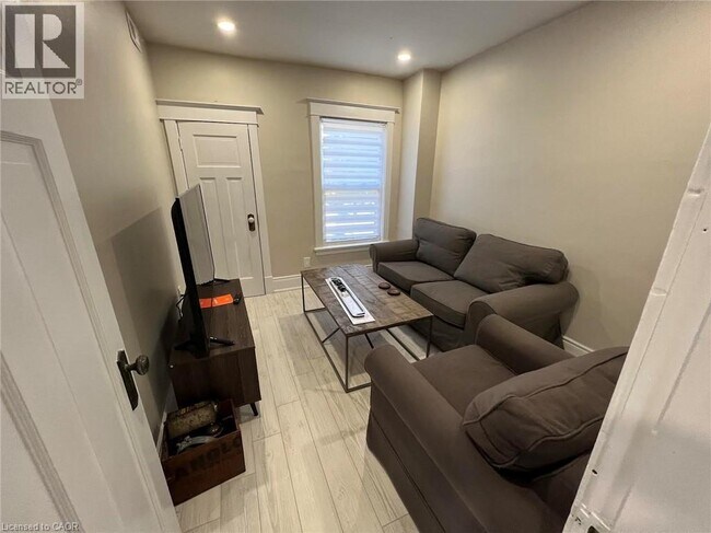 Photo - 155 Wentworth St S