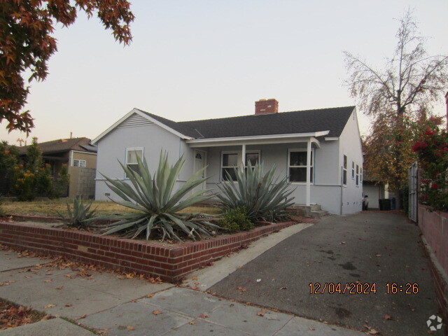 Building Photo - 11060 Oxnard St Rental