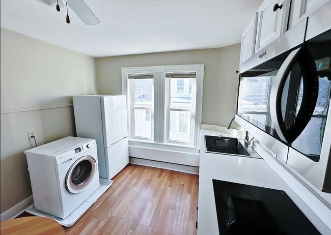 Building Photo - 155 Spruce St Unit 3