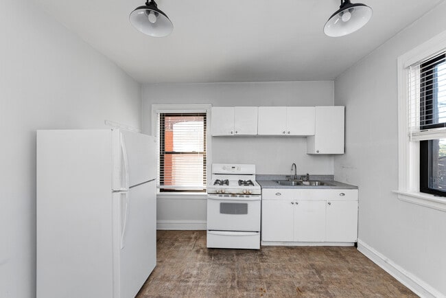 Building Photo - 2344 W School St Unit 2342-1