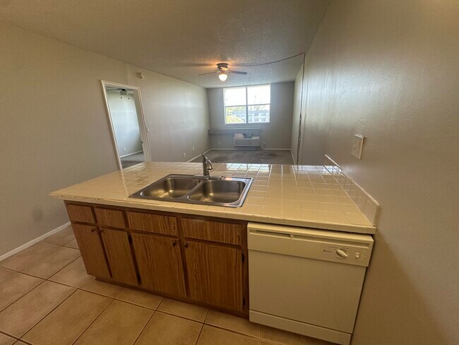 Building Photo - 2501 Riverside Dr Unit 517-A
