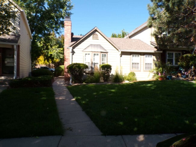 Building Photo - Great Littleton Location! 2 bedroom, 1 bat... Unit A Rental