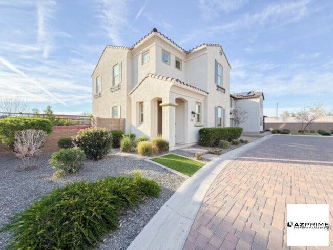 Building Photo - Unveil Your Dream Home in this Stunning 4/2.5 Oasis in Exclusive Phoenix Gated Community.