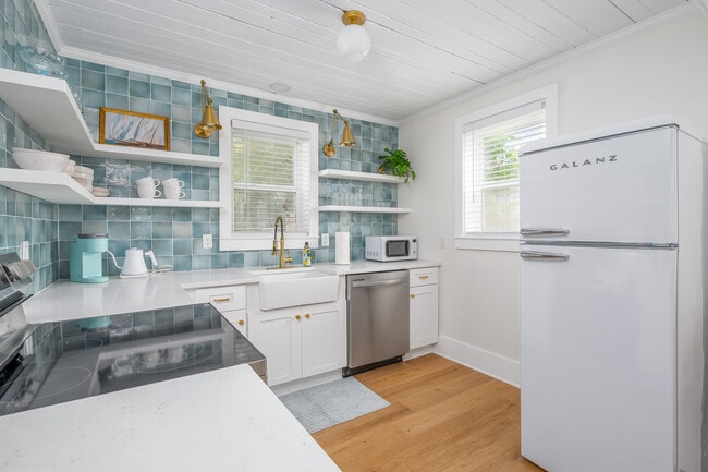 Photo - Maupas Newly Renovated Furnished Apartment