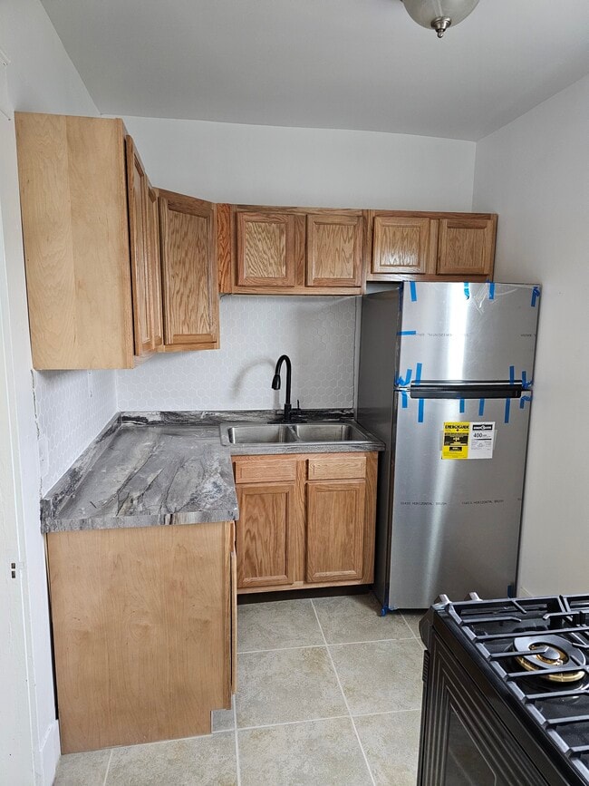 Building Photo - 2042 Bailey Ave Unit 2