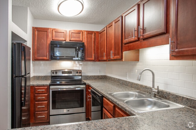 2BR, 2BA - 1,000SF - Kitchen - Lexington Farms Apartments