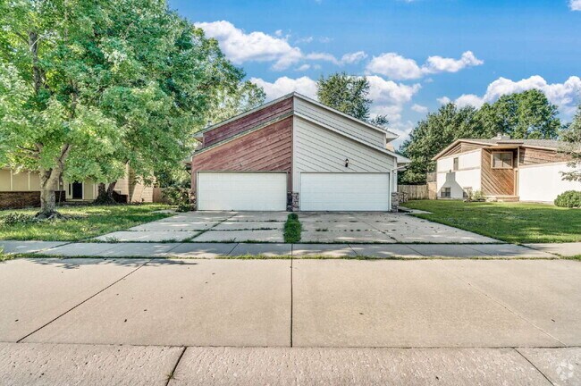 Building Photo - "Spacious 3-Bed Condo Oasis with 2.5 Baths...