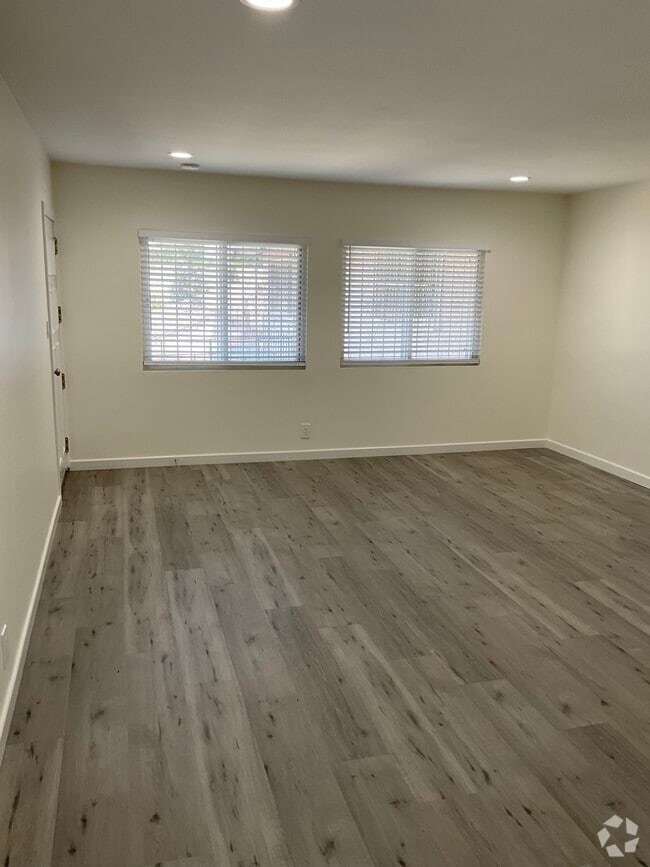 Building Photo - 4940 Lennox Blvd Unit B Rental