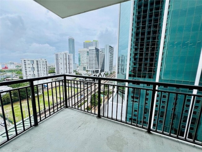 Building Photo - 999 SW 1st Ave Unit 1414 Rental