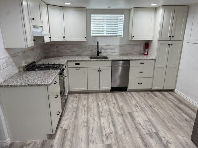 Building Photo - Wonderful updated basement apartment - Available NOW! Unit B