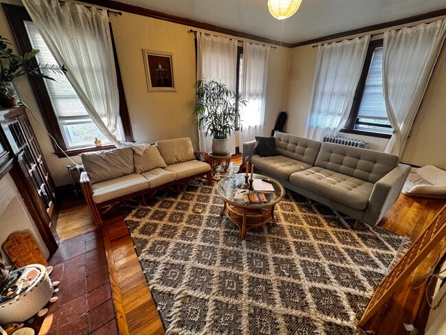 Building Photo - 36 Newton St Unit 2 Rental