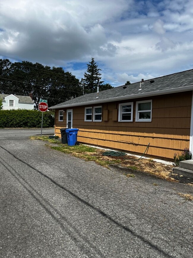 Building Photo - Hanson (961 Southeast 8th Avenue) Unit 1