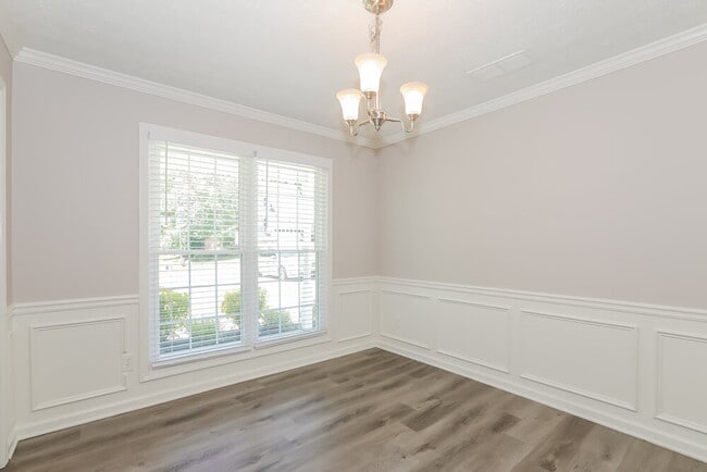 Photo - 611 Simon Park Cir