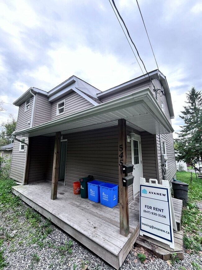 Building Photo - 2 Bedroom / 1 Bathroom Main Floor Unit 1