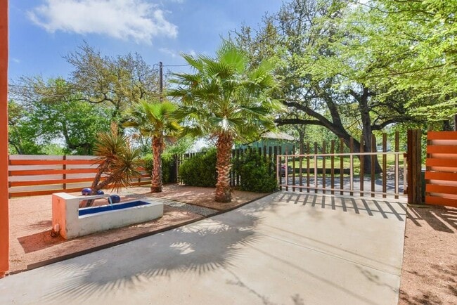 Photo - 2410 Bryan St