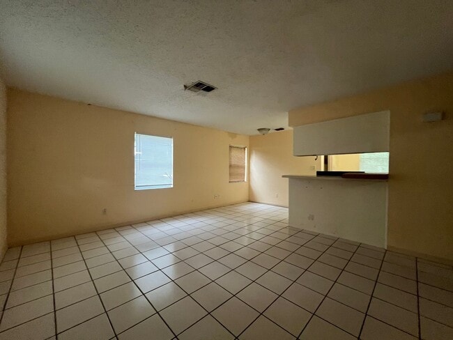 Photo - 2 bed/2 bath in Lakeland!