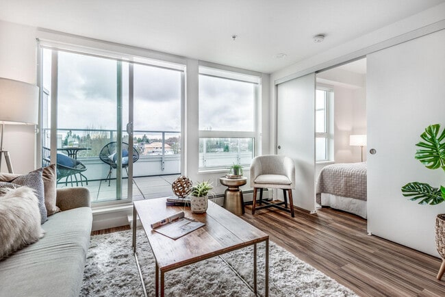 Photo - 3583 Kingsway