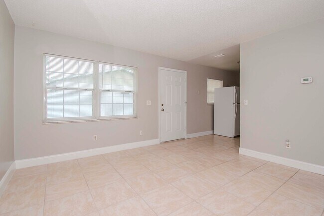 Photo - 2/1 Close to Downtown Tampa and University...