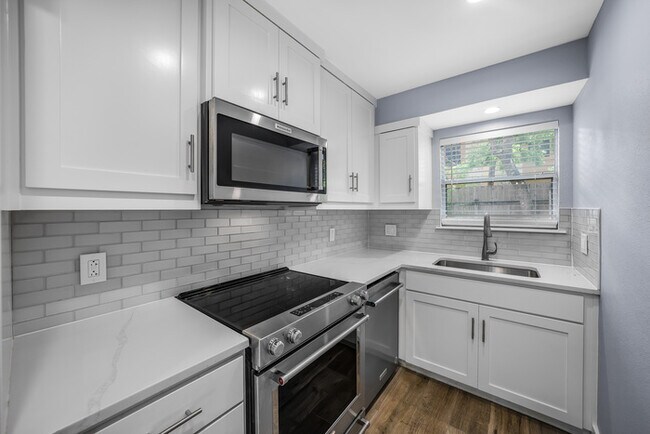 Photo - 1913 Lightsey Rd Unit B