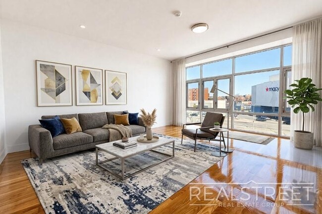 Building Photo - LUXURY 2.5 Bed in Queens!