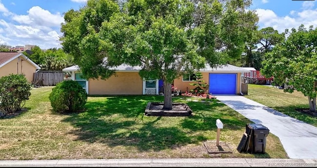Building Photo - 1612 SE Cascella Ct Rental