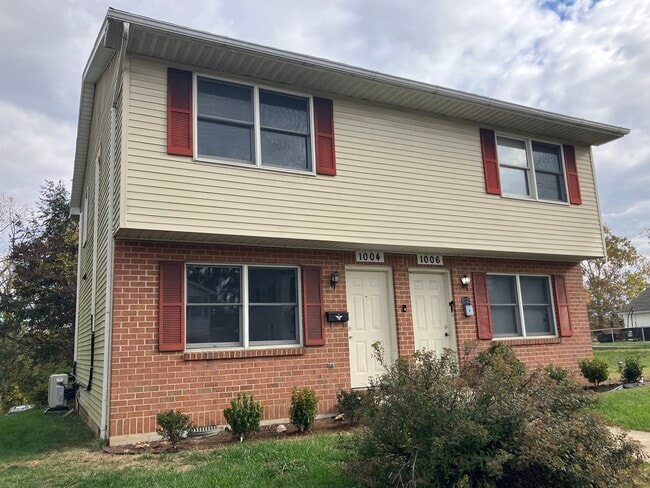 Lovely duplex features greater privacy - 1004 Corbett St Unit 1004