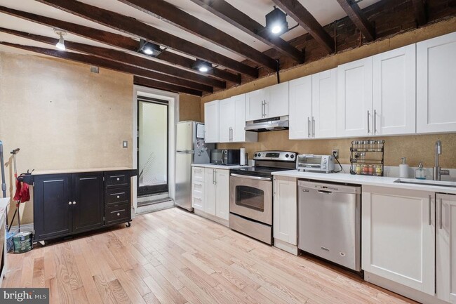 Building Photo - 1425 Wisconsin Ave NW Unit 1
