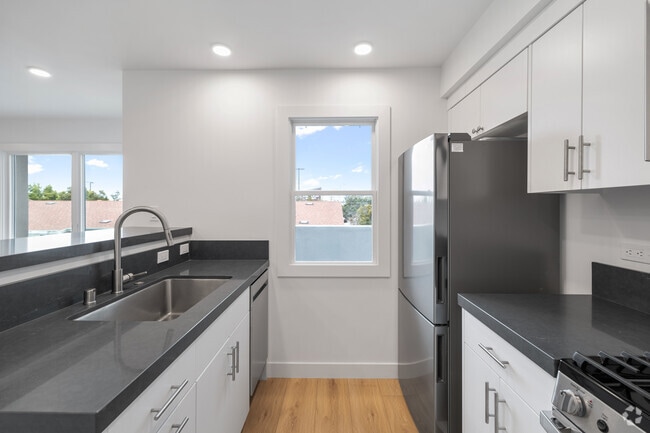 2BR, 1BA - 703SF - Kitchen