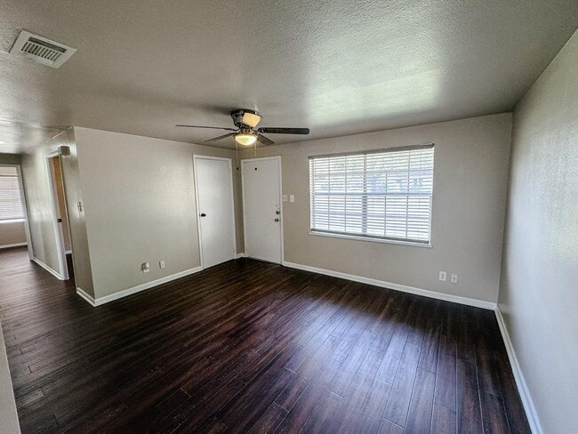 Photo - 305 Larkspur St