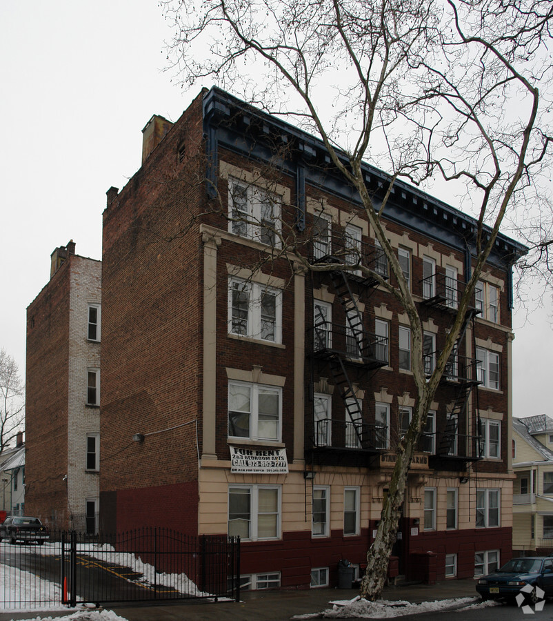 172 William St - 172 William St Apartments