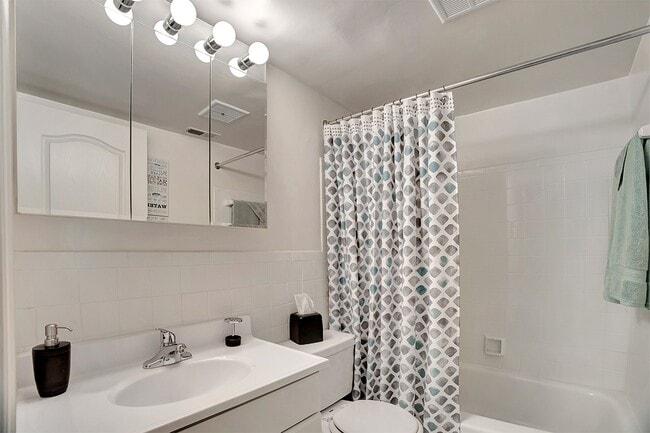 Photo - Kenilworth at Charles Apartments