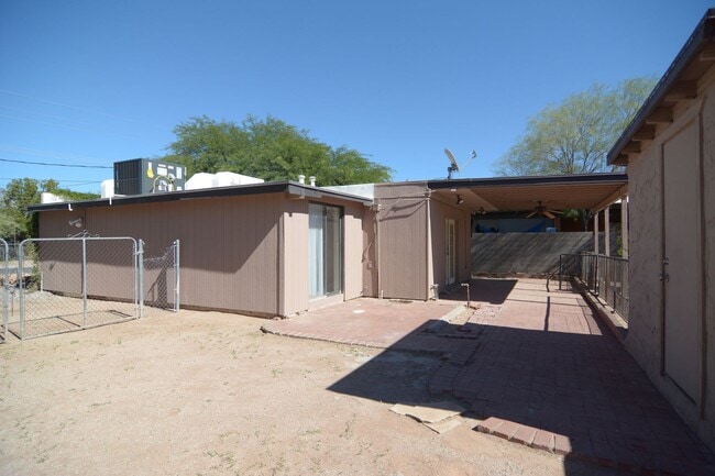 Building Photo - Charming 3 Bedroom 1 Bath Home! Great Cent...