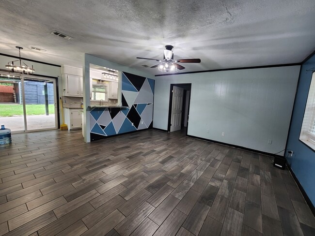 Photo - 16706 Main St