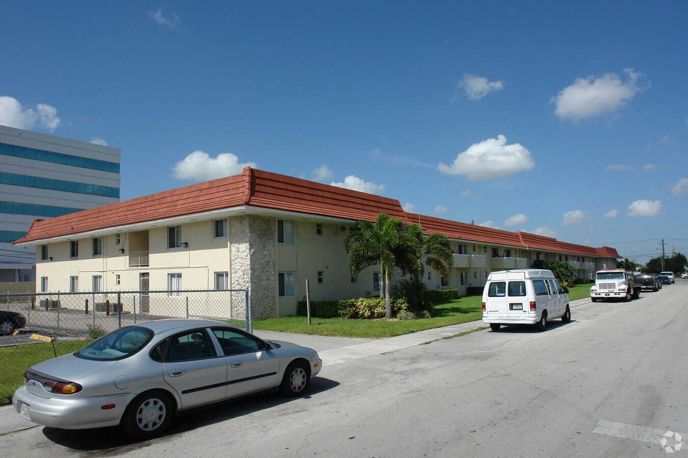 Chateau Coral Apartments - Chateau Coral Apartments