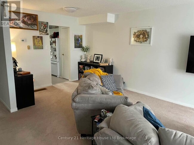 Photo - 255 Lansdowne Ave