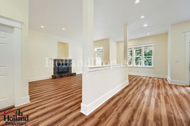 Photo - Great, Spacious & Inviting Home in the Heart of Milwaukie! BEST PRICE NOW $3,4500!!