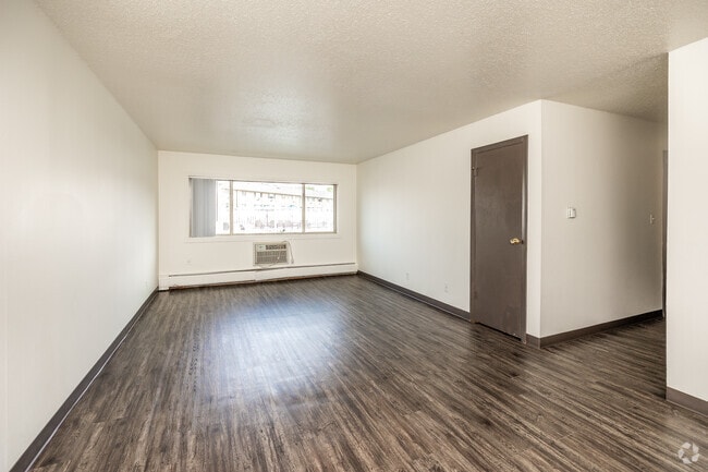 2BR, 1BA - 875 SF