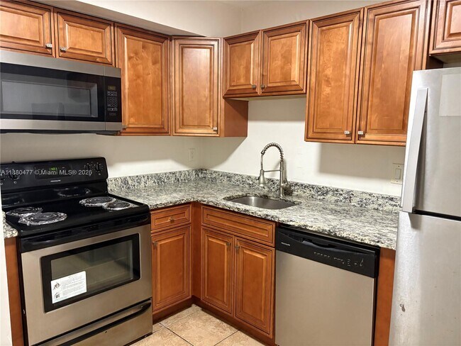Building Photo - 4164 Inverrary Dr Unit 112 Rental