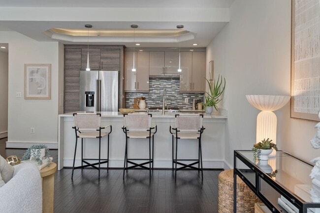 Building Photo - Bright One Bedroom plus Den near Metro in ... Rental