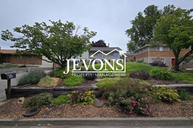 Building Photo - Spacious 4BD/2BA Mid-Century Home | 1,788 Sq. Ft. | Prime Yakima Location!
