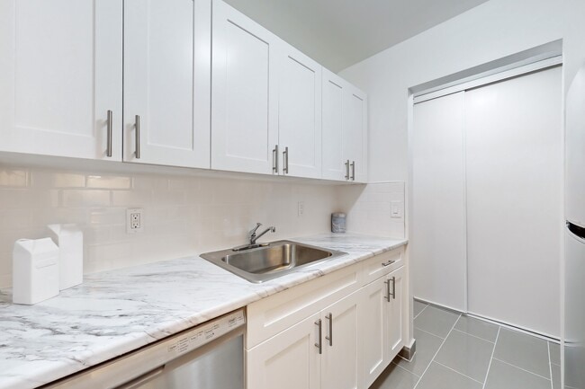 Building Photo - Bedford Oaks