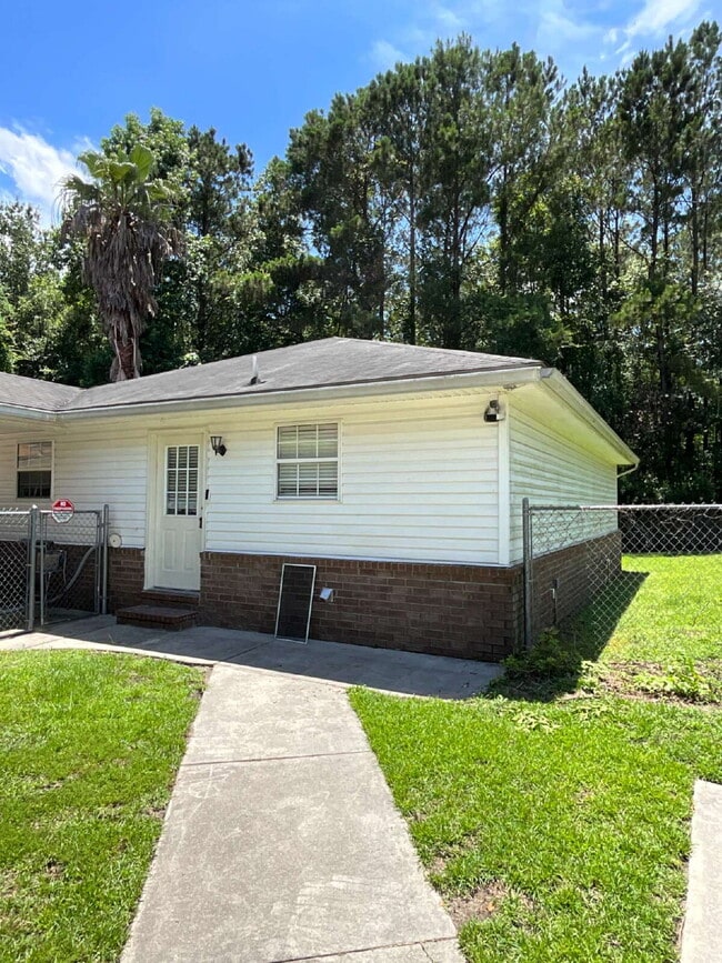 Building Photo - ALL Utilities Included