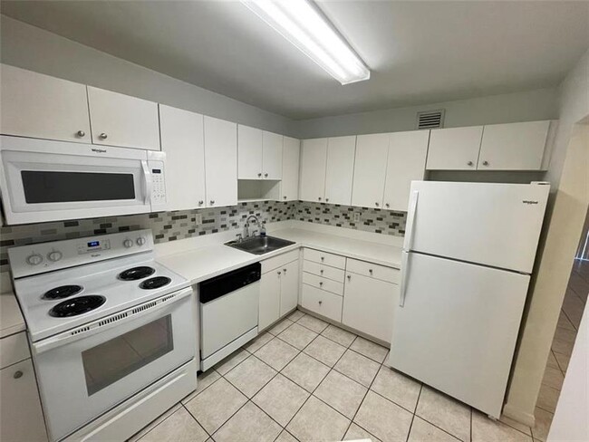 Building Photo - 7440 Miami Lakes Dr Unit F212 Rental