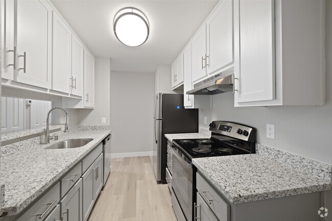 1BR, 1BA - 676 SF - Kitchen