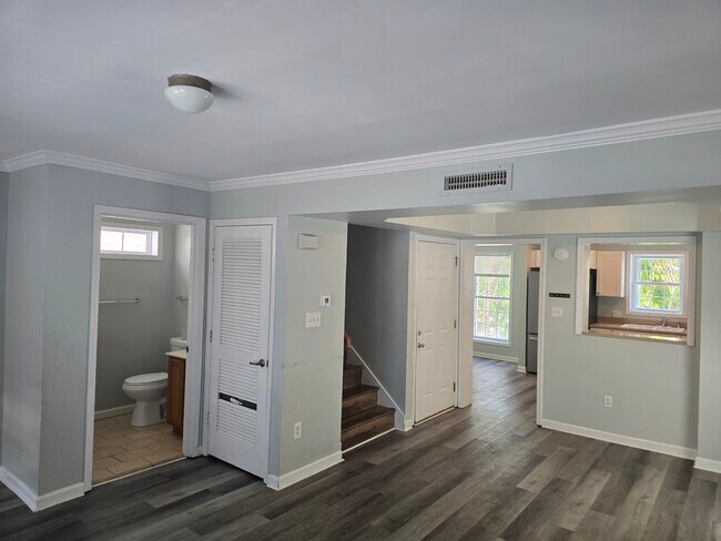 Amplia sala de estar - 374 73rd St #5